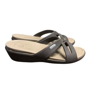 𝅺Crocs Patricia II Wedge Sandals Women 7 Slides Brown Tan Strappy Comfort Shoes